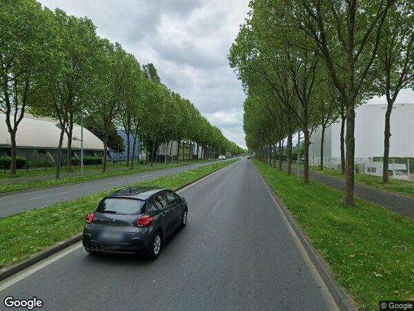 HUIT BUREAUX ET VINGT-CINQ PARKINGS