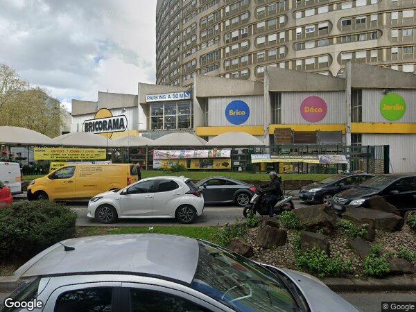 UN APPARTEMENT AVEC UN EMPLACEMENT DE STATIONNEMENT ET UNE CAVE