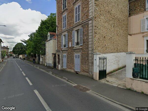 UN APPARTEMENT AVEC UNE CAVE ET UN JARDIN