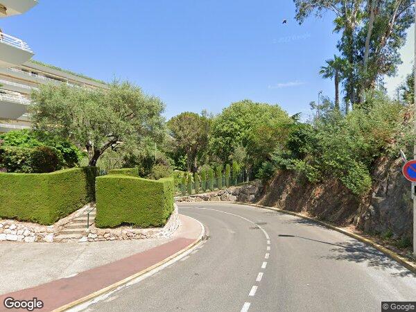 UN STUDIO ET UN EMPLACEMENT DE STATIONNEMENT 