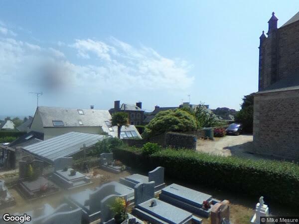 UNE MAISON D’HABITATION AVEC NOMBREUSES ANNEXES