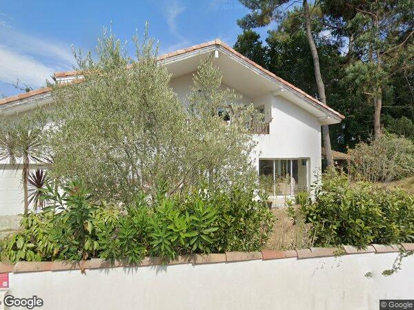 UNE MAISON À USAGE D'HABITATION AVEC JARDIN, APPARTEMENT ET STUDIO INDEPENDANTS