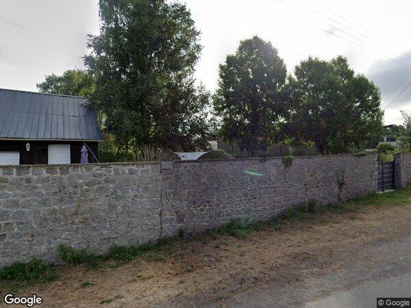 UNE MAISON D'HABITATION EN PIERRE, RECOUVERTE EN ARDOISE ET UNE EXTENSION VERS LE SUD, CONSTRUITE EN PARPAING SOUS TOIT TERRASSE