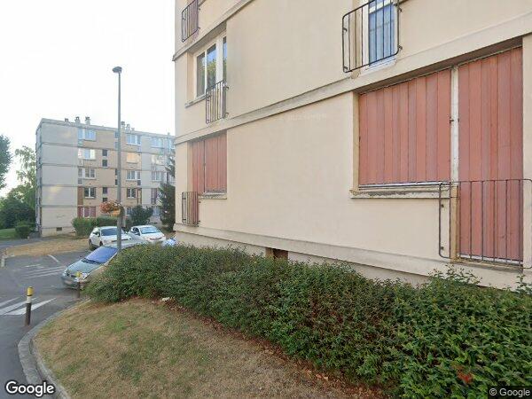 UN APPARTEMENT AVEC UNE CAVE ET UN EMPLACEMENT DE PARKING