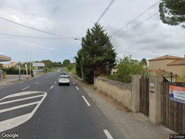 UNE MAISON À USAGE D'HABITATION AVEC DEUX GARAGES ET JARDIN
