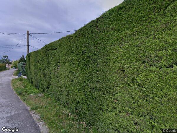 UNE MAISON INDIVIDUELLE À USAGE D'HABITATION AVEC TERRASSE, GARAGE AMÉNAGÉ EN PIECES D'HABITATION, JARDIN & PISCINE