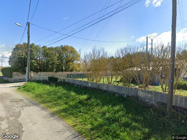 UNE MAISON D'HABITATION AVEC PISCINE ET GARAGE