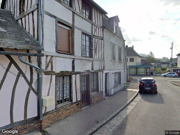 UNE MAISON DE VILLE AVEC JARDIN ET DÉPENDANCE