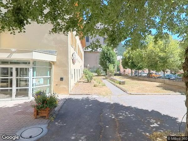 UN HANGAR INDUSTRIEL AVEC TERRAIN