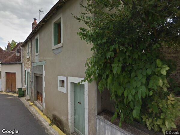 UNE MAISON D'HABITATION AVEC GARAGE, CAVE, DÉPENDANCES ATTENANTES ET JARDIN