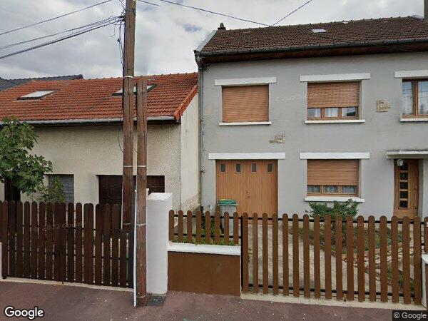 UN PAVILLON À USAGE D'HABITATION