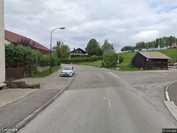 UN APPARTEMENT ET UN EMPLACEMENT POUR LE GARAGE D'UNE VOITURE