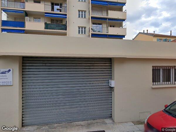 UN APPARTEMENT AVEC UNE CAVE ET UN GARAGE