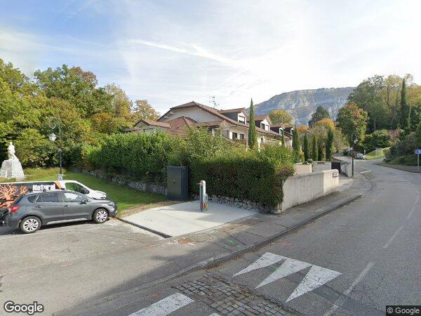 UN APPARTEMENT AVEC EMPLACEMENT À USAGE DE PARKING ET GARAGE DOUBLE