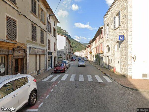 UN APPARTEMENT ET UNE CAVE