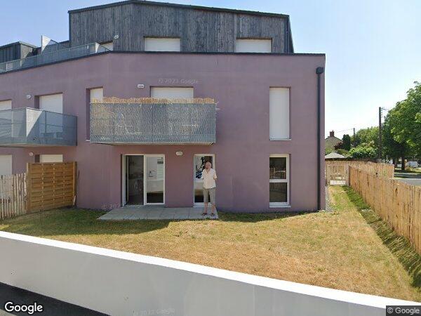 UNE MAISON ET UN GARAGE