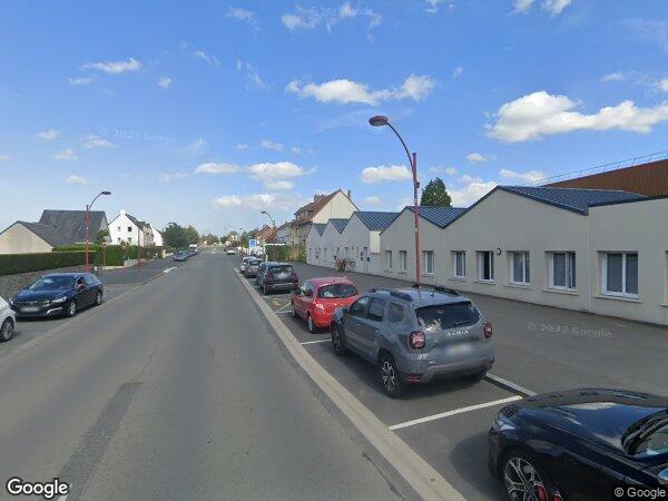 UN ENSEMBLE DE TROIS BÂTIMENTS À USAGE PROFESSIONNEL