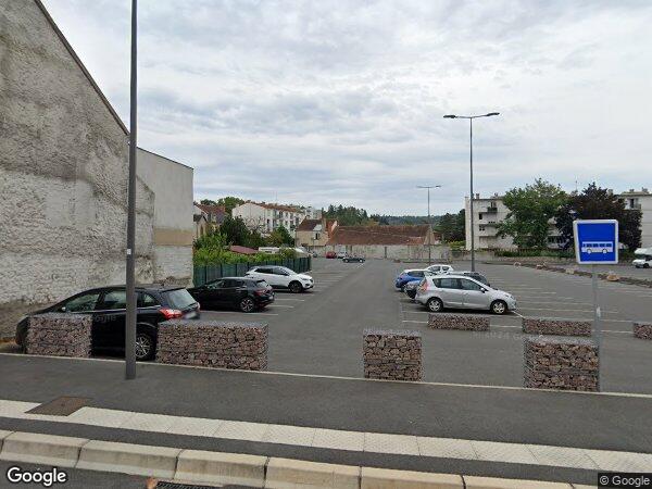 UN CORPS DE BÂTIMENTS À USAGE D'HABITATION