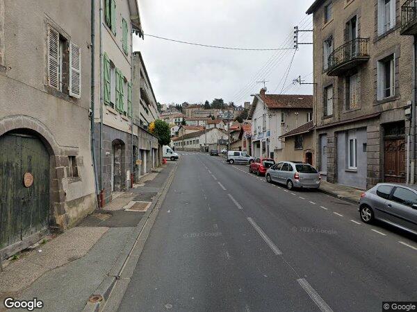 UN IMMEUBLE D'HABITATION AVEC UN TERRAIN