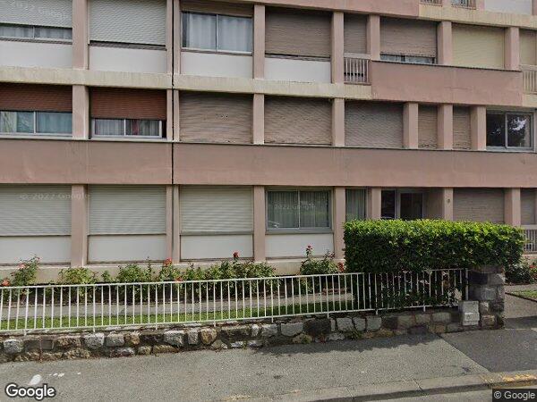 UN APPARTEMENT AVEC UNE CAVE ET UNE PLACE DE STATIONNEMENT