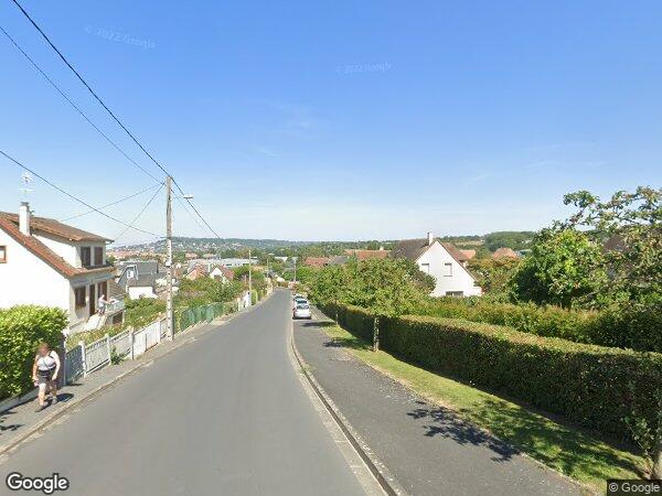 UN APPARTEMENT DE TROIS PIÈCES AVEC JARDIN ET PARKING