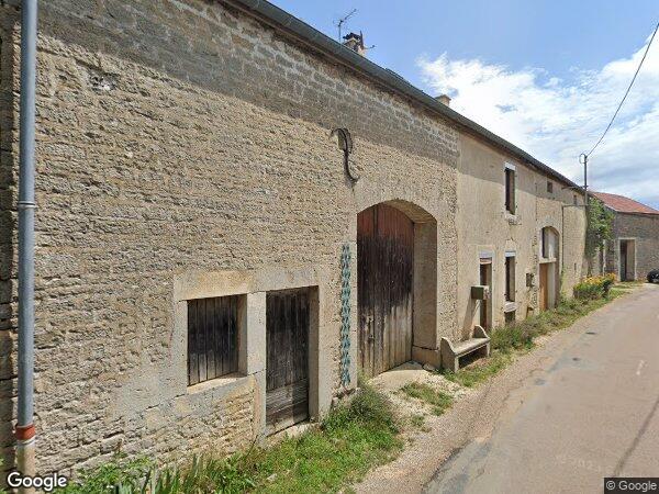 UNE MAISON ANCIENNE DE VILLAGE
