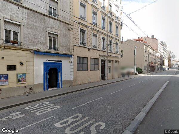 UN APPARTEMENT EN DUPLEX ET UNE TERRASSE