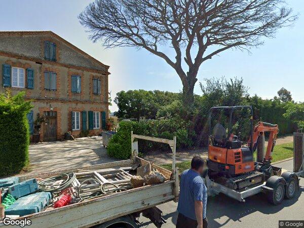 UNE MAISON INDIVIDUELLE À USAGE D'HABITATION AVEC JARDIN