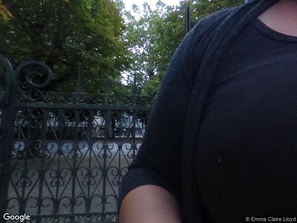 UNE MAISON D'HABITATION AVEC GARAGE ET TERRAIN ATTENANTS