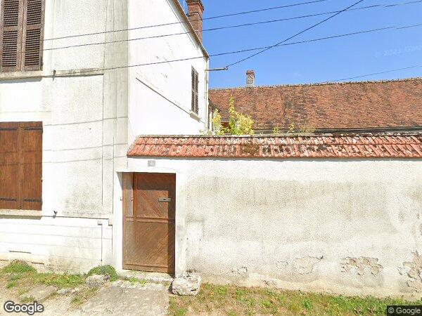 UNE MAISON D'HABITATION ET SES DEPENDANCES 