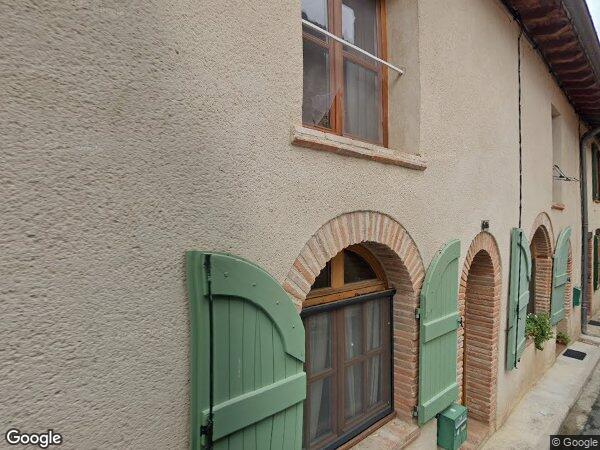 UNE MAISON D'HABITATION AVEC TERRASSE