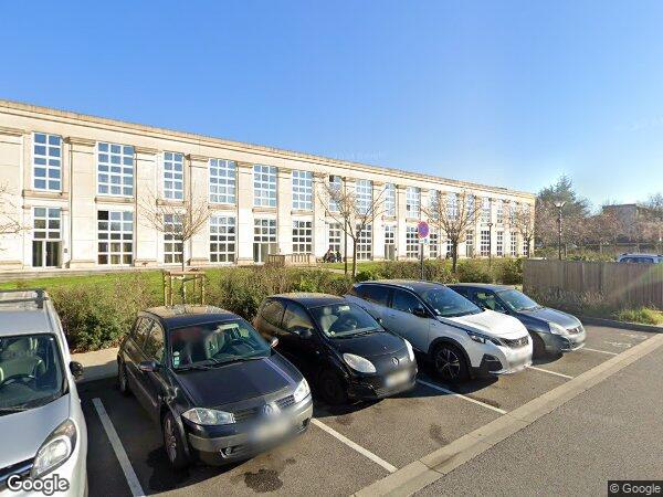 UN DUPLEX, UN PARKING COUVERT ET UN PARKING EXTERIEUR