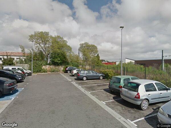 UN APPARTEMENT ET UN PARKING EXTÉRIEUR