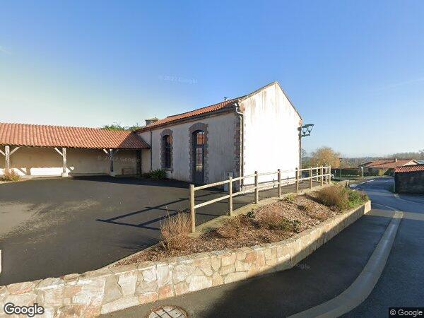 UNE MAISON D'HABITATION AVEC ÉTAGE