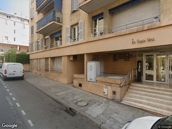 UN LOCAL AVEC DEUX CAVES