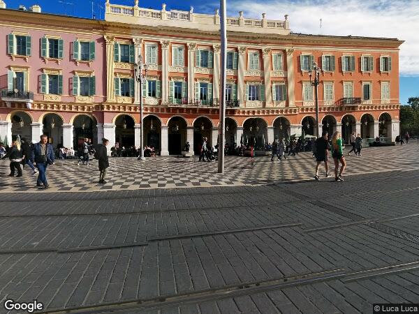 UN EMPLACEMENT DE VOITURE