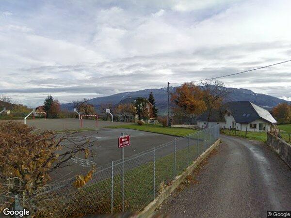 UNE PARCELLE DE TERRAIN AVEC CONSTRUCTIONS