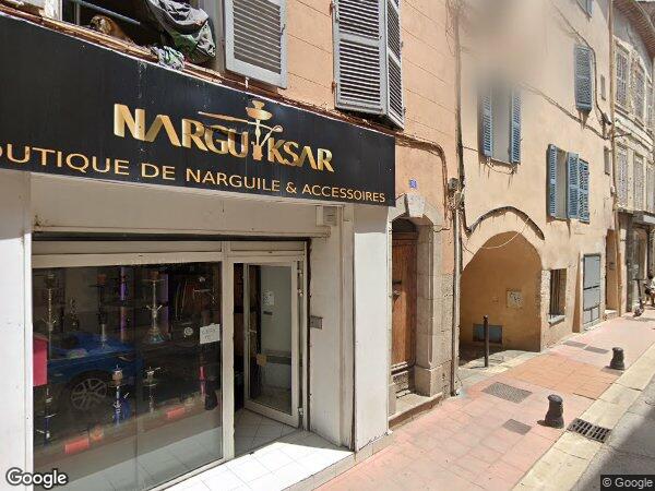 UN LOCAL COMMERCIAL AVEC CAVE