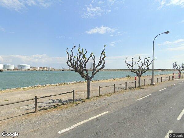 DEUX LOCAUX À USAGE DE MAGASIN