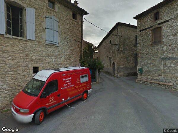 UN LOCAL COMMERCIAL AVEC CAVES