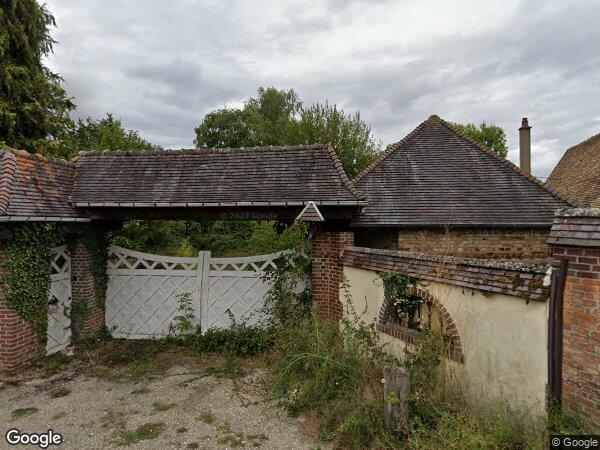 UNE MAISON D'HABITATION ET SES DÉPENDANCES