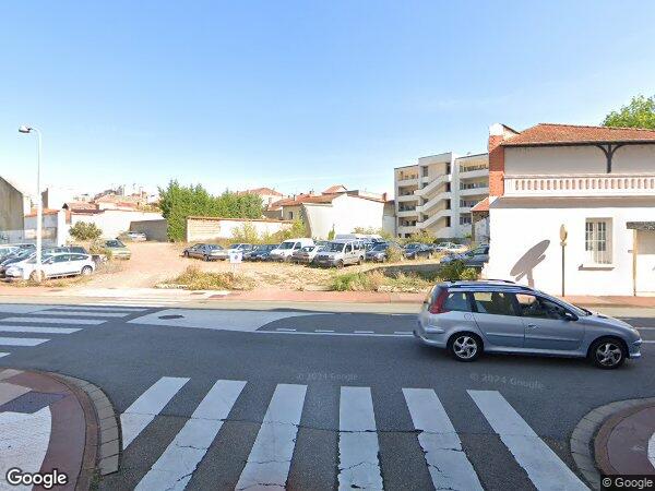 DES LOCAUX COMMERCIAUX