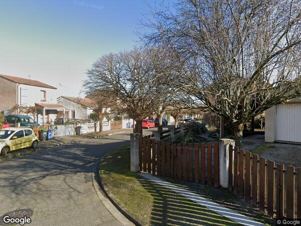 UNE MAISON D'HABITATION AVEC JARDIN