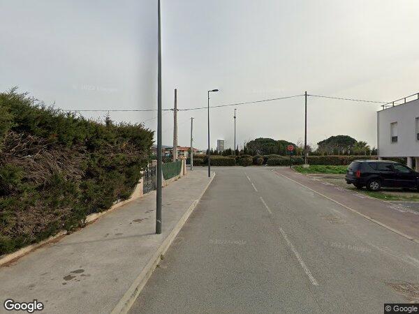 UN LOCAL COMMERCIAL ET 8 PARKINGS EXTÉRIEURS