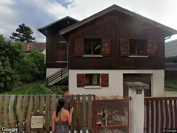 UNE MAISON D'HABITATION AVEC JARDIN