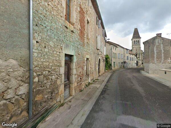UNE MAISON ANCIENNE À COLOMBAGES AVEC JARDINET