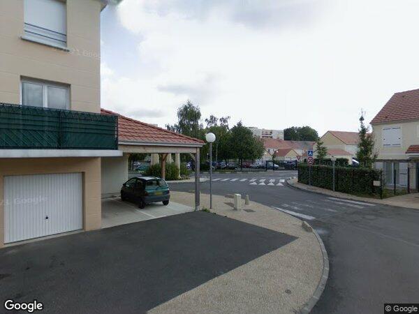 UN APPARTEMENT AVEC UN GARAGE ET UNE PLACE DE STATIONNEMENT