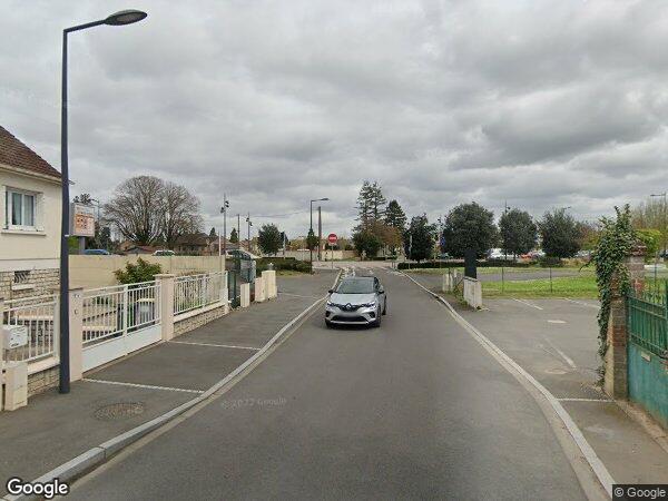 UNE MAISON D'HABITATION AVEC TERRAIN
