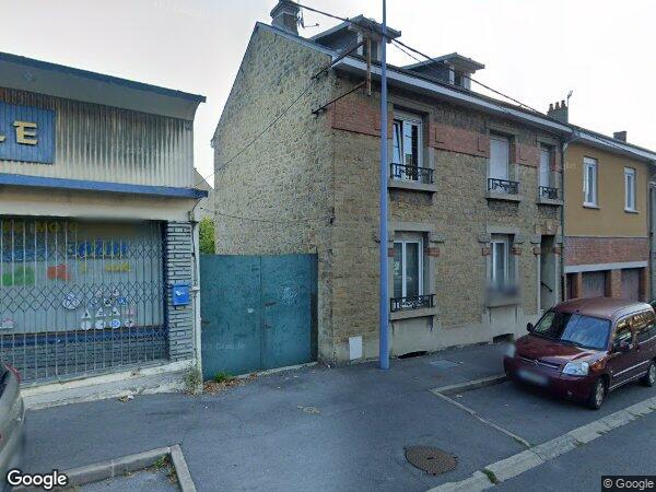 UN ENSEMBLE IMMOBILIER À USAGE COMMERCIAL OU PROFESSIONNEL