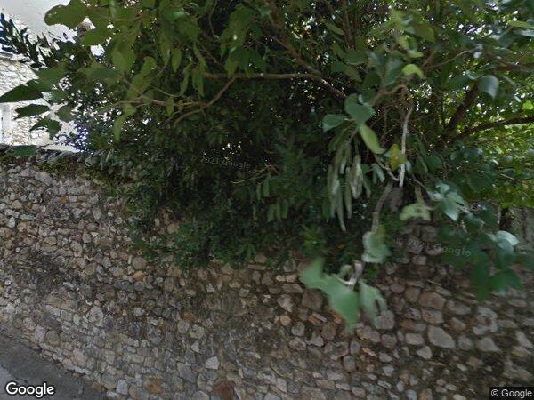 UN IMMEUBLE À USAGE D'HABITATION AVEC JARDIN